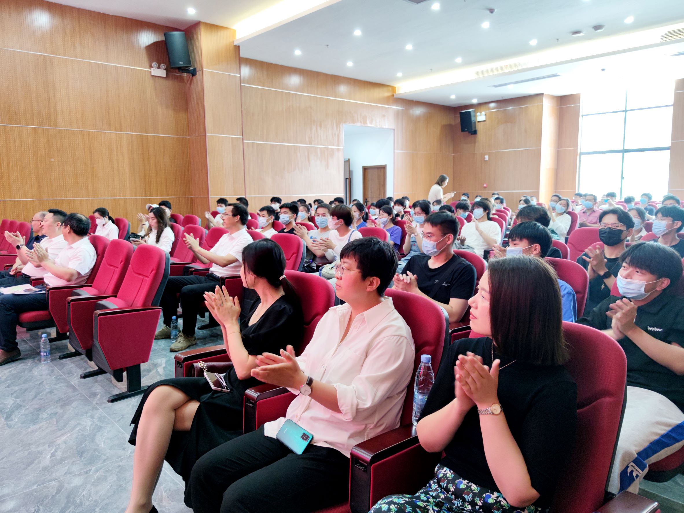 安理大人工智能学院授牌仪式在新百胜集团举行